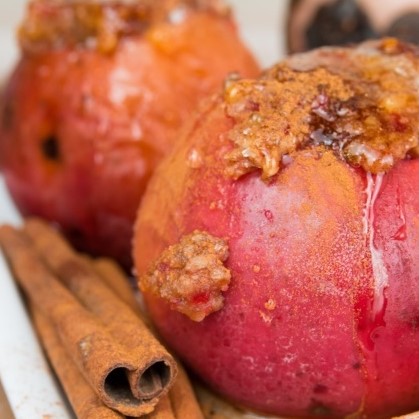 Apple baked with cardamom